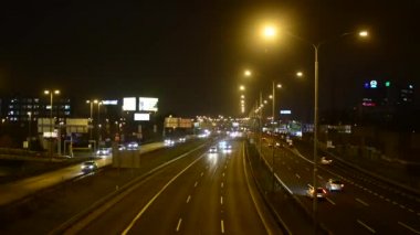 Gece karayolu arabalar - gece şehir - ışıklar - timelapse