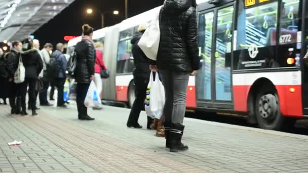 Rodoviários pessoas esperam e entrar no ônibus - estrada com carros - cidade noturna — Vídeo de Stock