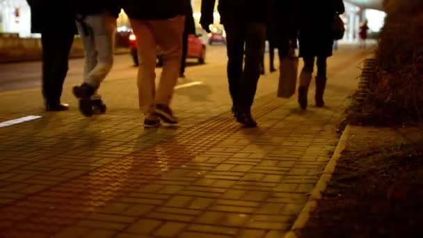 与汽车的街头夜晚-特写腿-路上走的人 — 图库视频影像