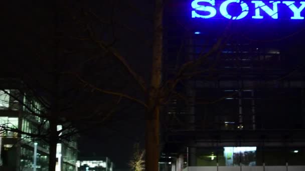 Sony Hauptquartier - Detail des Gebäudes: Schild - Nacht - Büro — Stockvideo