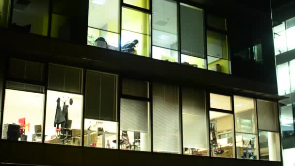 Zakelijke gebouwen (kantoren) - nacht - windows met lichten - close-up office (detail) — Stockvideo