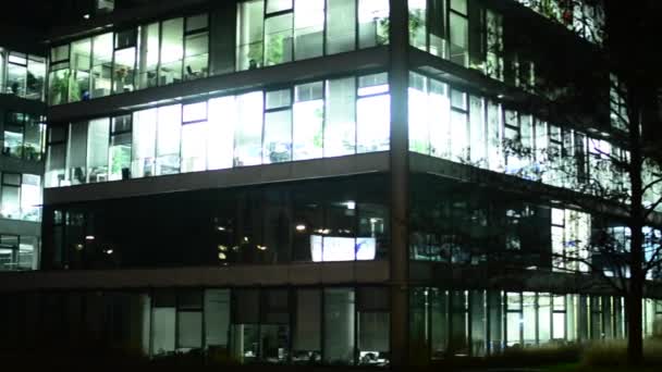 Zakelijke gebouwen (kantoren) - nacht - windows met lichten - stad - bomen — Stockvideo