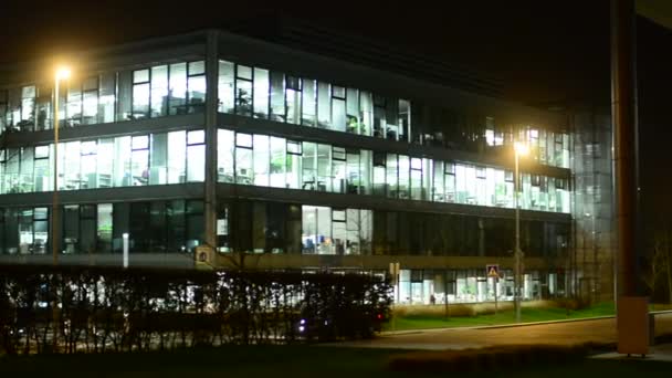 Бізнес-будівлі (офіси) - ніч - вікна з ліхтарями крупним планом — стокове відео
