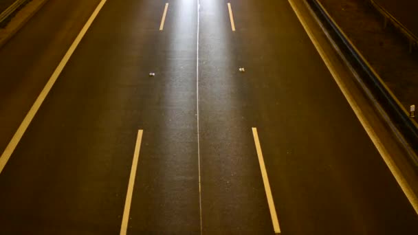 Autostrada notturna con auto - vista dall'alto — Video Stock