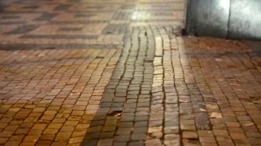 İnsanlar yürürken, insanlar üzerinde kaldırım - gece (closeup bacaklar)