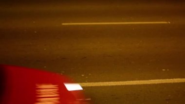 Gece kentsel sokak arabalar - üstten görünüm yolu ile