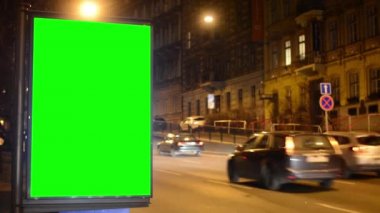 Billboard - yeşil ekran - gece city - kentsel sokak arabalar ile