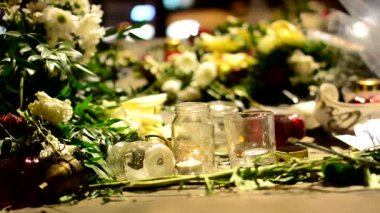 Yanan Mum ve çelenk - kentsel sokak arabalar arka planda olan anma (onur)-