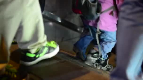 Gente caminando por la escalera — Vídeos de Stock