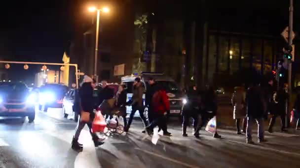 Arabalar ve insanlar ile kentsel karşıya sokak - yaya geçidi - gece - timelapse — Stok video