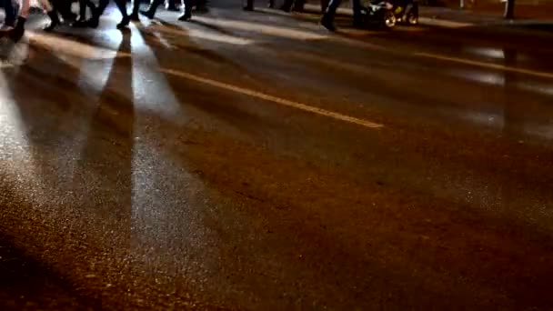 Människor korsar gatan - fotgängare passerar - skuggor av människor - natt — Stockvideo