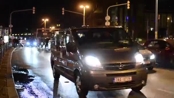 Éjszakai város - éjszakai városi utcai autó - autó fényszóró - timelapse — Stock videók