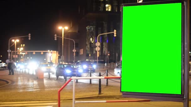 Billboard - groene scherm - nacht stad - stedelijke straat met auto 's — Stockvideo