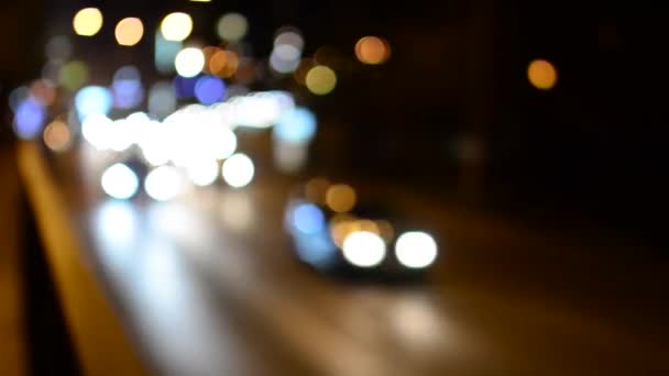 Ciudad nocturna - calle urbana nocturna con coches - lámparas - faro del coche - borroso - timelapse — Vídeos de Stock