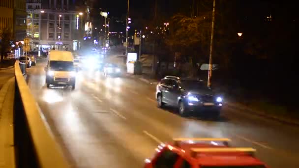 Ciudad nocturna - calle urbana nocturna con coches - faro del coche - timelapse — Vídeos de Stock