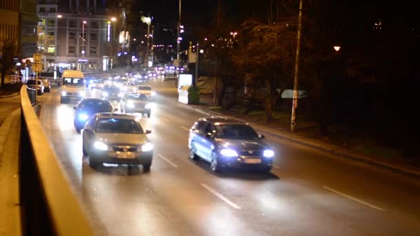 Cidade noturna - rua urbana noturna com carros - farol do carro — Vídeo de Stock