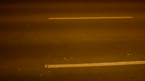 Noční městské ulice s automobily - pohled shora silniční - timelapse — Stock video