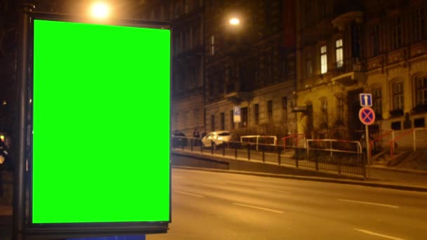 Πίνακας διαφημίσεων - πράσινη οθόνη - νύχτα πόλη - αστικό δρόμο με αυτοκίνητα - timelapse — Αρχείο Βίντεο