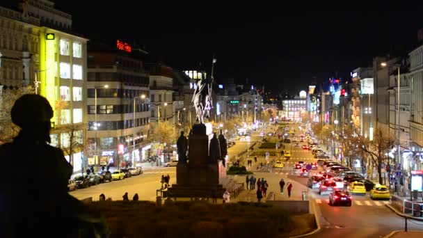 与人和过往的汽车-夜瓦茨拉夫广场建筑物和灯 — 图库视频影像