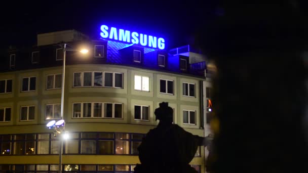 Samsung hoofdkwartier - detail van gebouw: teken - nacht — Stockvideo