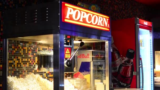 Bar en el cine - palomitas de maíz — Vídeo de stock