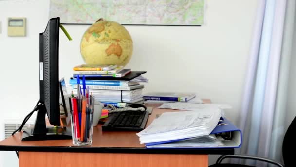 Oficina vacía - escritorio del lugar de trabajo - sala de clases — Vídeo de stock