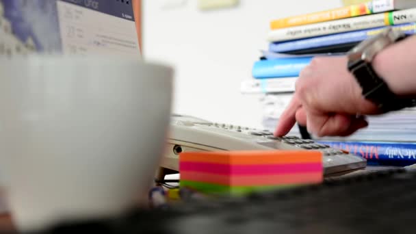 Téléphone de l'homme dans le bureau - composer le numéro de téléphone, puis raccrocher - gros plan sur le téléphone — Video