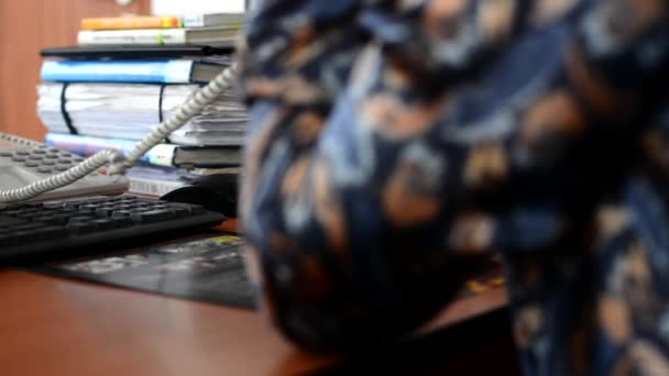 Kadın telefonu - office kilitleniyor — Stok video