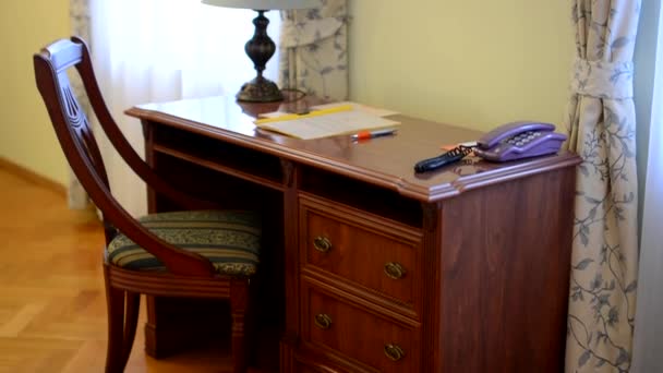 Bureau dans la chambre d'hôtel - chaise 