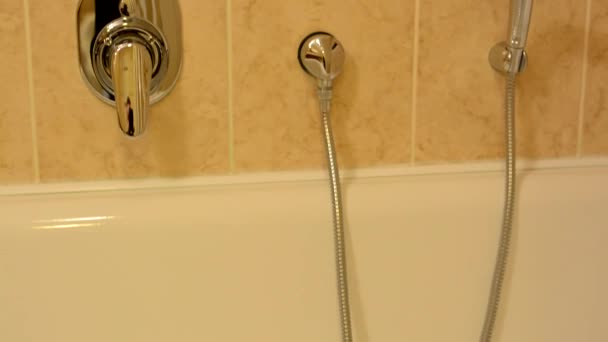 Douche du robinet d'eau - salle de bain - gros plan — Video