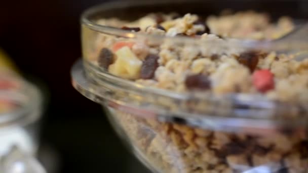 Desayuno - cereales - müsli en tazón — Vídeo de stock