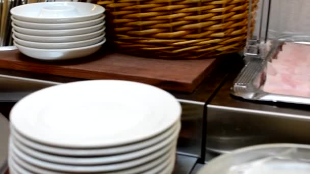 Стол с едой - шведский стол - ветчина с сыром — стоковое видео
