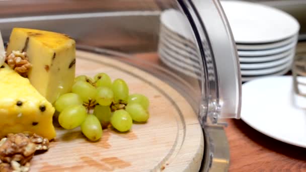 Queso y camembert - uvas y nogal - buffet de lujo en el restaurante (hotel ) — Vídeos de Stock