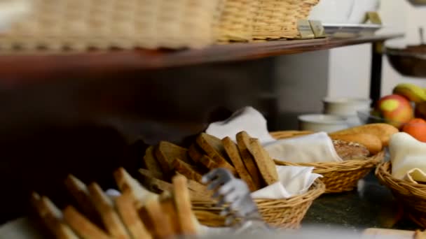 Productos horneados y frutas con leche - buffet en el restaurante - desayuno — Vídeo de stock