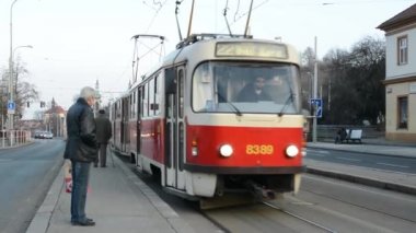 banliyö insan - insan gir ve tramvay - arka planda arabalar geçerken ile şehir (bina) dan kurtulmak