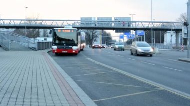 Banliyö insanlar - çıkar otobüs (otobüs durağı) - araba ile kentsel sokak - şehir - road - bulutlu