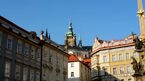 Zabytkowych budynków w słońcu - religia statua — Wideo stockowe