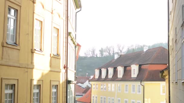 Enge Straße - alte Gebäude - sonnig — Stockvideo