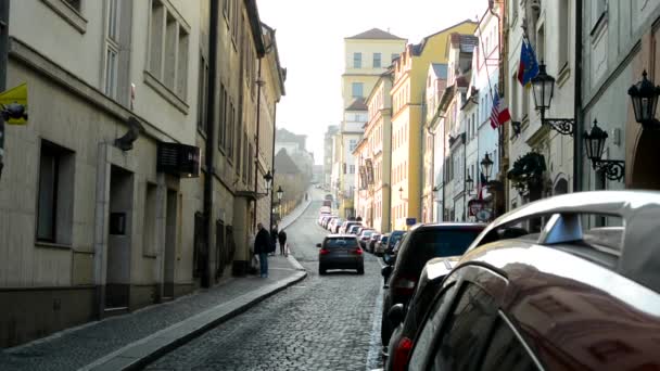 Городская винтажная узкая улица с автомобилями и ходячими людьми - ретро-здания — стоковое видео