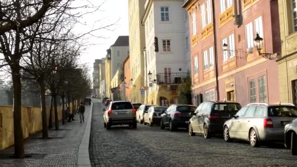 Urban vintage street with cars and walking people - retro buildings - trees — Stock Video