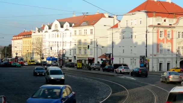 Cidade - rua urbana com carros e bondes - edifícios à luz do sol — Vídeo de Stock