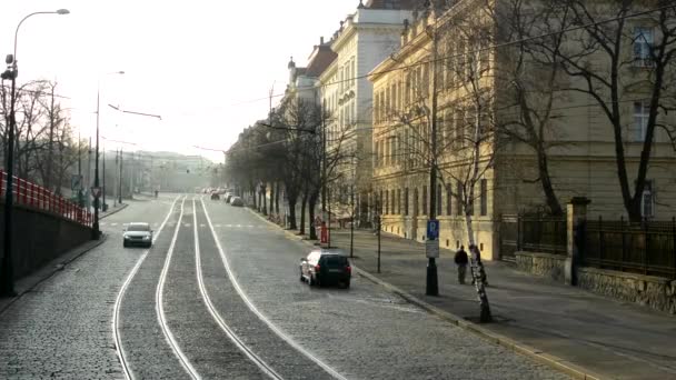 Городская улица с машинами и трамваями - здания в солнечном свете - временной интервал — стоковое видео