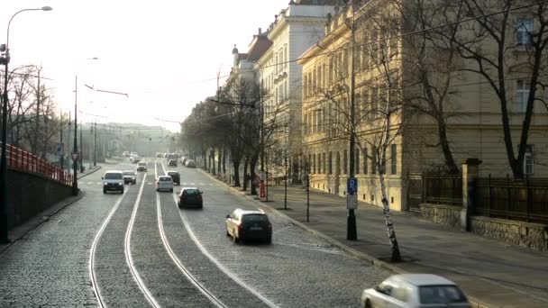 Strada urbana con auto e tram - edifici alla luce del sole — Video Stock