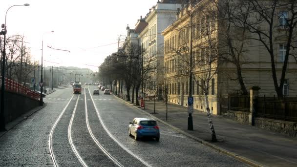 Городская улица с автомобилями и трамваями - здания в солнечном свете — стоковое видео