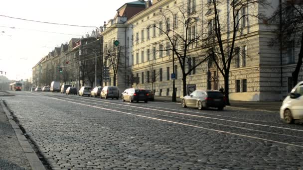 Ciudad - calle urbana con coches y tranvías - edificios a la luz del sol — Vídeos de Stock