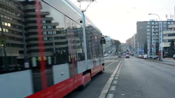 Budynków miasta - miejska ulica samochody i tramwaje - Prague, Republika Czeska - 6 lutego 2015: — Wideo stockowe