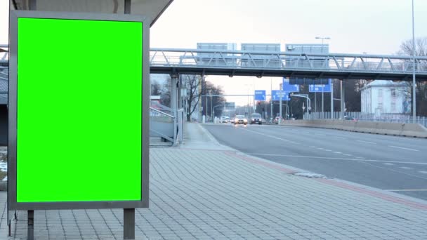 Cartelera en la ciudad cerca de la carretera y los edificios - pantalla verde - coches - timelapse — Vídeo de stock