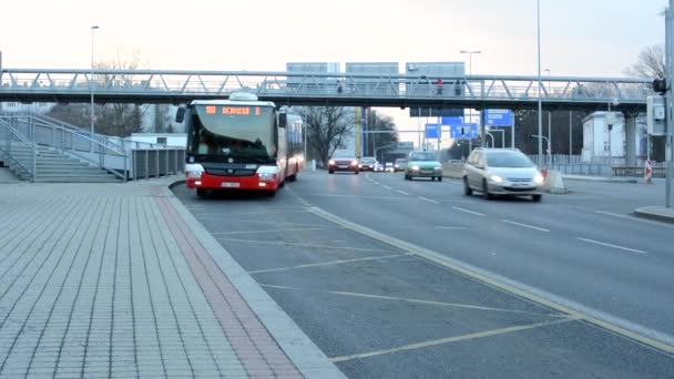 Lidé dojíždějící - vystupte autobusem (autobusová zastávka) - městské ulice - město - silnice s automobily - zataženo — Stock video