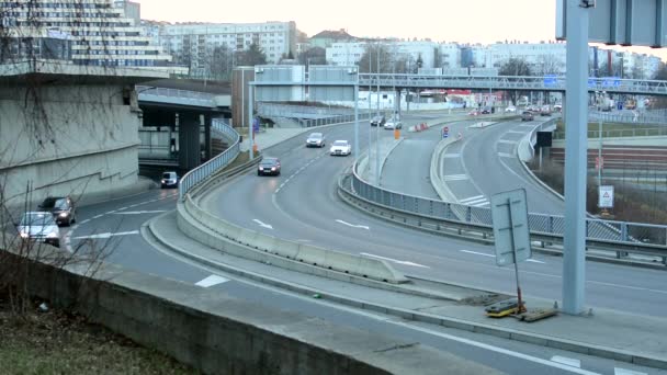 Città - autostrada con auto - edifici sullo sfondo — Video Stock