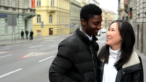 Felice coppia sorriso alla macchina fotografica - uomo nero e donna asiatica - strada urbana con auto - città — Video Stock